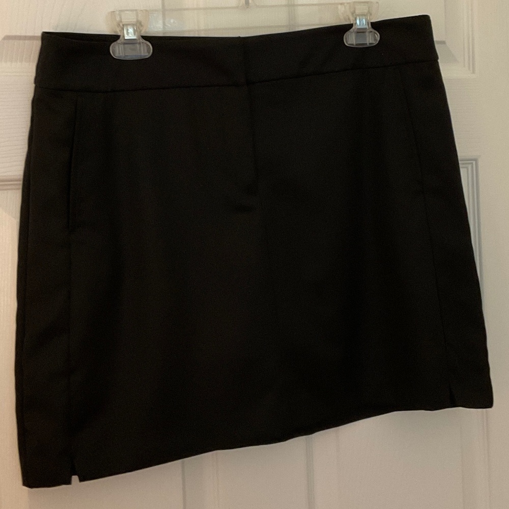 LADIES BLACK IZOD GOLF SKORT.  17” Length.  ZIPS W/button & hook closure.  S 12